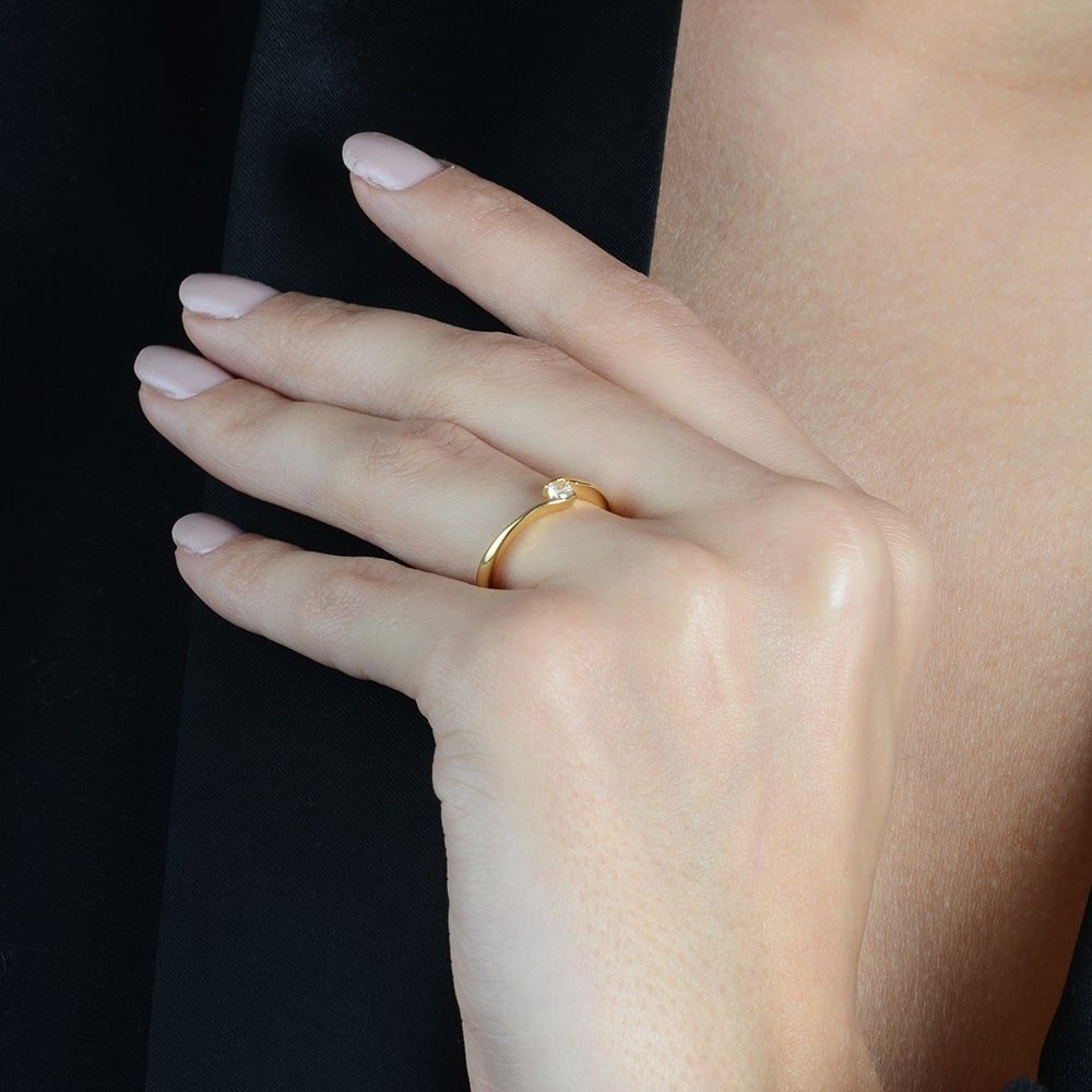 Anel Dourado Solitário Ponto de Luz Zircônia - Galeria